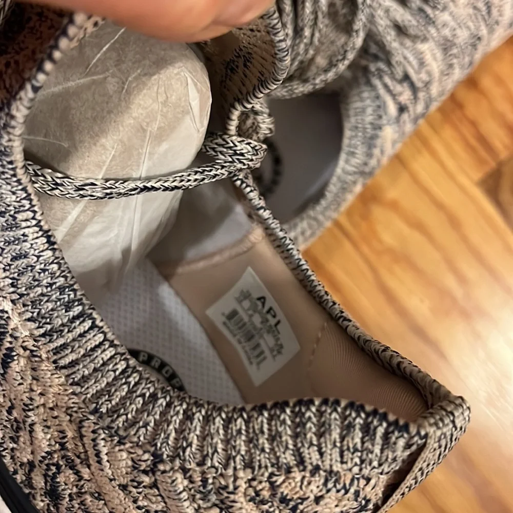 New APL Techloom Wave Mesh Knit Sneakers Navy/beige size 10